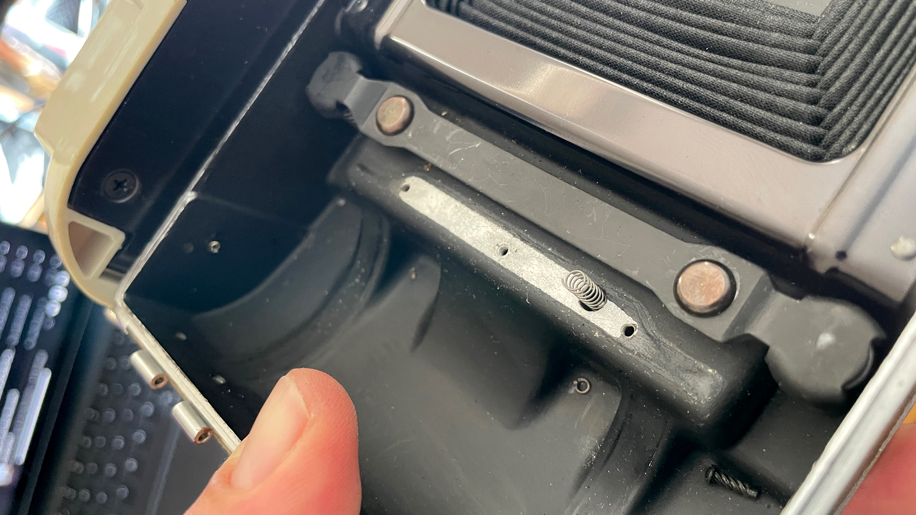 800: Pin and spring after film holder removal